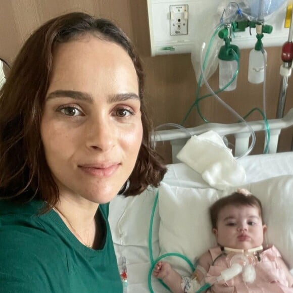 Maria Guilhermina, filha de Juliano e Letícia Cazarré, foi internada para trocar a cânula de traqueostomia