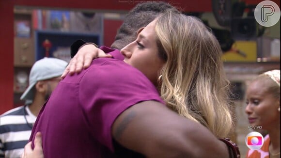 BBB 23: Fred recebeu abraço de Bruna Griphao, sua rival, após ser eliminado do jogo