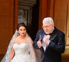 O vestido de noiva usado por Selena Gomez em gravação é romântico e cheio de estilo
