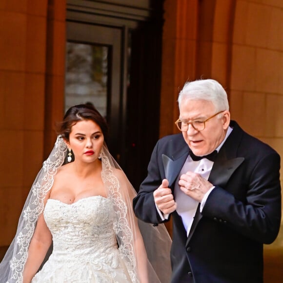 O vestido de noiva usado por Selena Gomez em gravação é romântico e cheio de estilo
