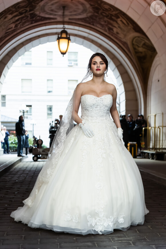 Confira detalhes do vestido de noiva usado por Selena Gomez em gravação de série