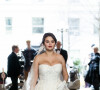 O vestido de noiva de Selena Gomez em série tem saia volumosa e decote coração