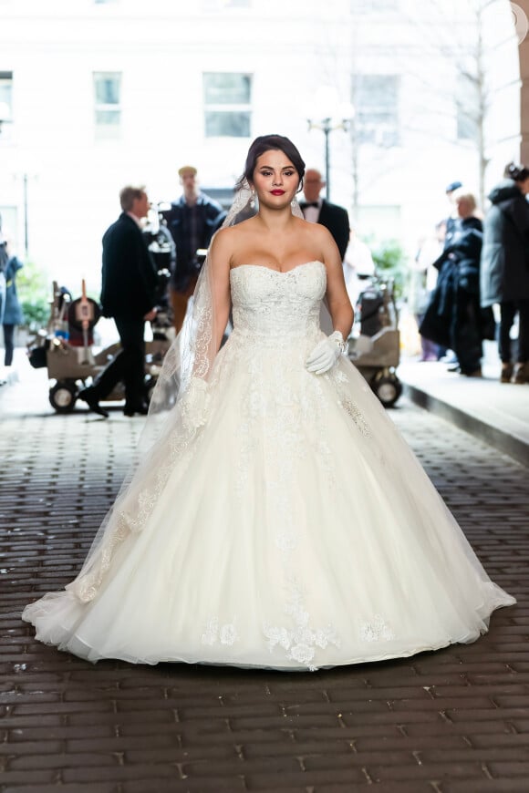 O vestido de noiva de Selena Gomez em série tem saia volumosa e decote coração