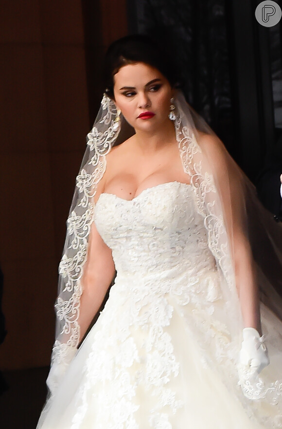 Véu do vestido de noiva usado por Selena Gomez em gravação era rico em renda