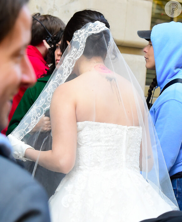 Selena Gomez usou vestido de noiva sem alças para gravar série em Nova York