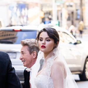 Selena Gomez surgiu deslumbrante vestida de noiva em gravação de série
