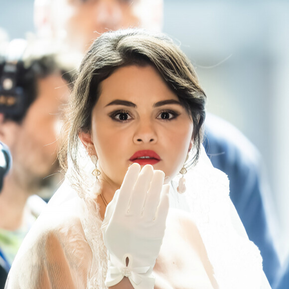 O look noiva de Selena Gomez em série também contava com luvas delicadas