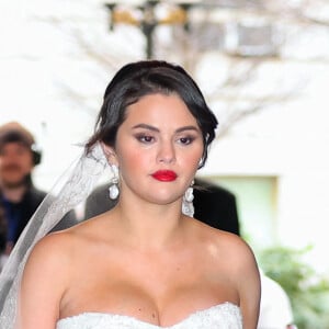 Vestido de noiva romântico e sem alças foi usado por Selena Gomez na ficção