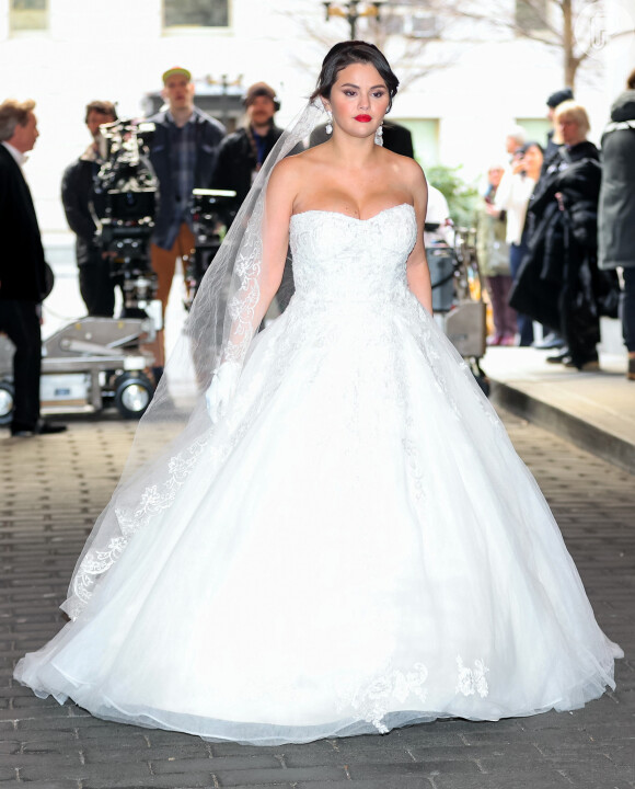 Vestido de noiva romântico e sem alças foi usado por Selena Gomez na ficção