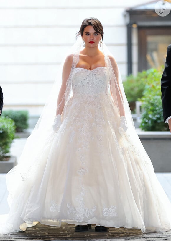 Selena Gomez estava usando um vestido de noiva romântico e poderoso em gravação de 'Only Murders in The Building' em Nova York