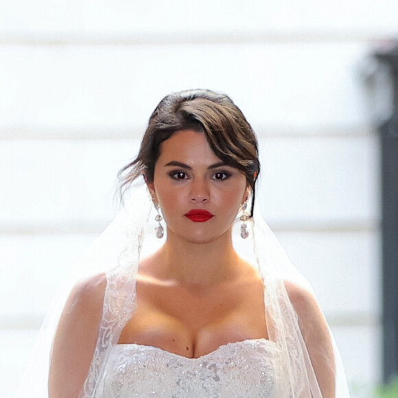 Selena Gomez estava usando um vestido de noiva romântico e poderoso em gravação de 'Only Murders in The Building' em Nova York