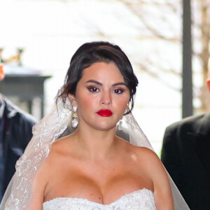 O vestido de noiva de Selena Gomez era rico em volume na saia