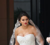Selena Gomez usou botas tratadoradas brancas ao surgir como noiva na ficção