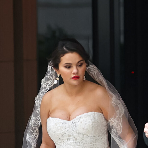 Selena Gomez usou botas tratadoradas brancas ao surgir como noiva na ficção