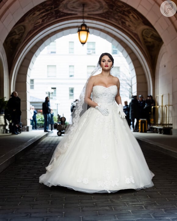 Vestido de noiva de Selena Gomez é um look romântico usado pela artista em série