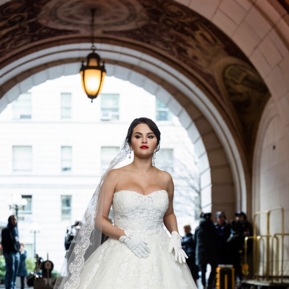 Vestido de noiva de Selena Gomez é um look romântico usado pela artista em série