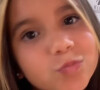 Maria Flor, filha de Deborah Secco, surgiu irreconhecível nas redes sociais
