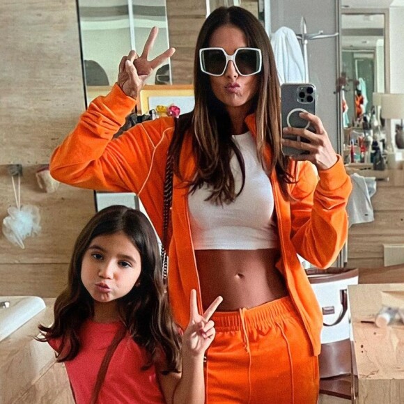 Deborah Secco falou sobre o crescimento rápido da filha, Maria Flor