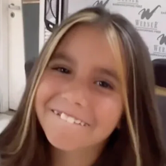Maria Flor, de 7 anos, cortou o cabelo e fez mechas nos fios