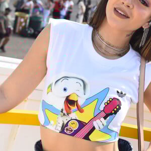 Mel Maia caprichou nos acessórios e usou um mix de colares