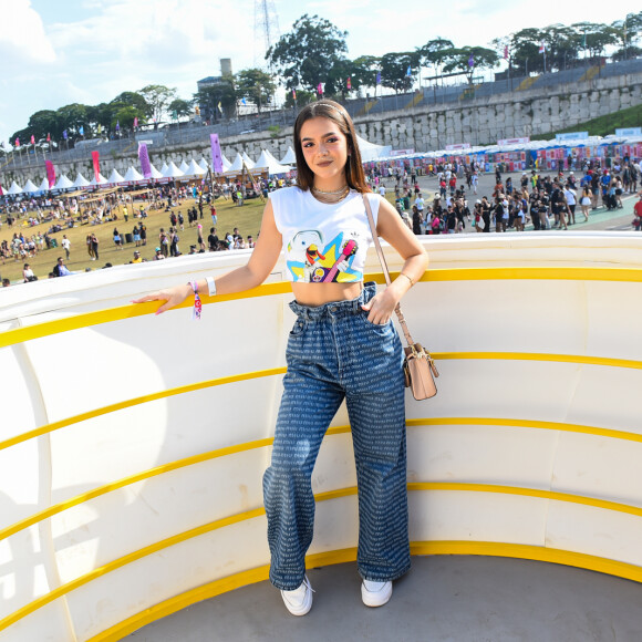 Mel Maia usou camiseta branca da Adidas estampada