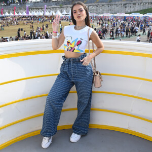 Mel Maia investiu em calça jeans da Miu Miu para festival de música