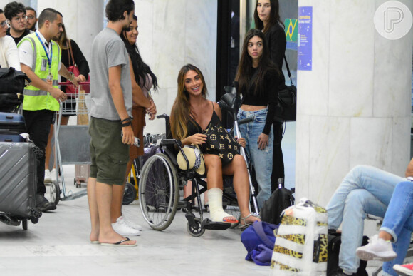 Nicole Bahls não se deixou aberta e esbanjou o mesmo bom humor de sempre durante flagra em aeroporto