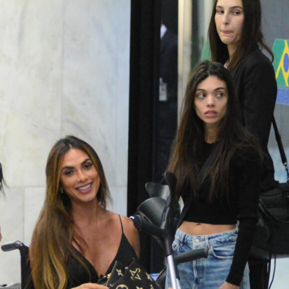 Nicole Bahls não se deixou aberta e esbanjou o mesmo bom humor de sempre durante flagra em aeroporto