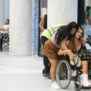 De cadeira de rodas, Nicole Bahls distribuiu simpatia entre os fãs
