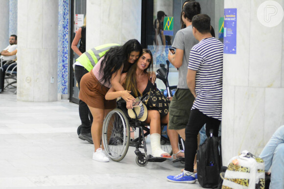 De cadeira de rodas, Nicole Bahls distribuiu simpatia entre os fãs
