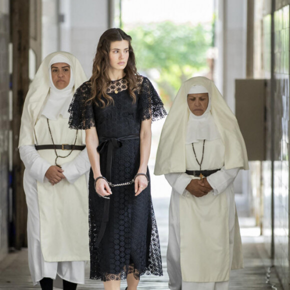 Gilda (Mariana Ximenes) armou para a enteada, Marê (Camila Queiroz), ser presa acusada pelo assassinato do pai, Leonel (Paulo Gorgulho), na novela 'Amor Perfeito'