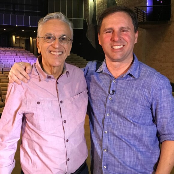 O repórter Marcelo Canellas saiu da Globo em 2023. Na foto, jornalista aparece com Caetano Veloso para matéria do 'Fantástico'