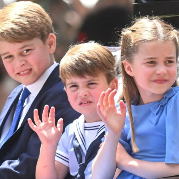 Louis, Charlotte e George têm, respectivamente, 4, 7 e 9 anos de idade