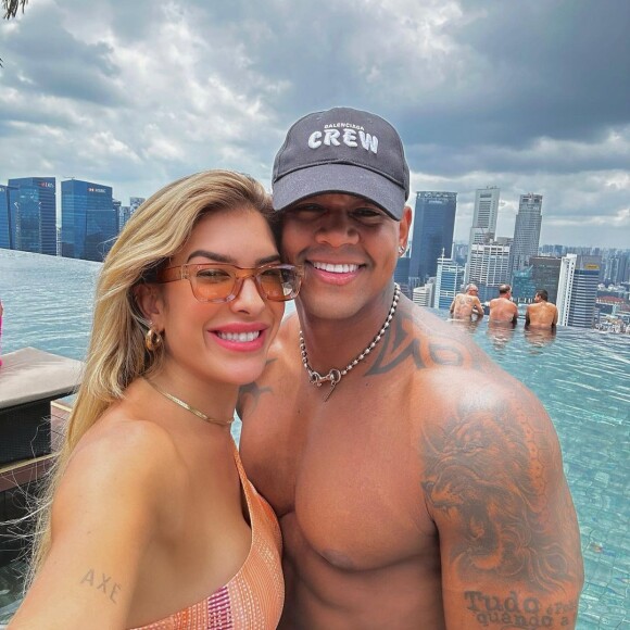 Leo Santana postou um vídeo para anunciar que Lore Improta estaria grávida