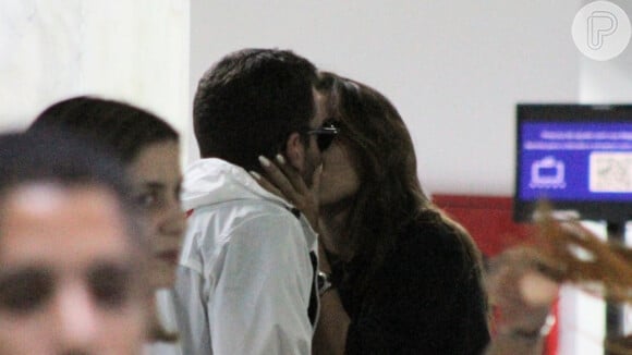Rafa Kalimann e o namorado, Antonio Bernardo Palheiros, foram clicados aos beijos em fila de aeroporto do Rio de Janeiro nesta segunda-feira 3 de abril de 2023