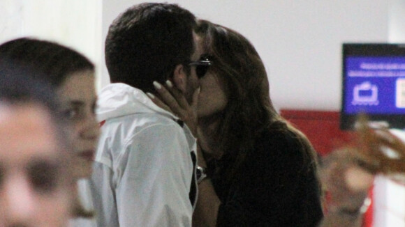 Rafa Kalimann beija novo namorado em aeroporto após declaração emocionada do ex José Loreto