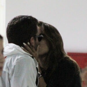 Rafa Kalimann e o namorado, Antonio Bernardo Palheiros: beijo na fila do aeroporto