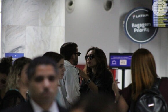 Namorados, Rafa Kalimann e Antonio Bernardo Palheiros foram clicados em aeroporto do Rio