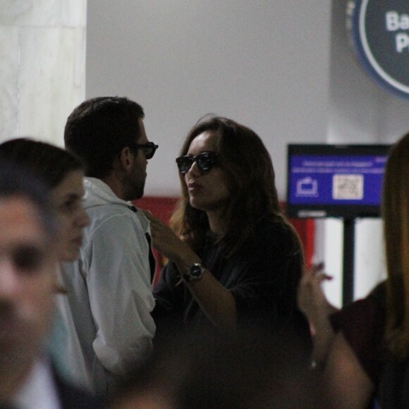 Namorados, Rafa Kalimann e Antonio Bernardo Palheiros foram clicados em aeroporto do Rio