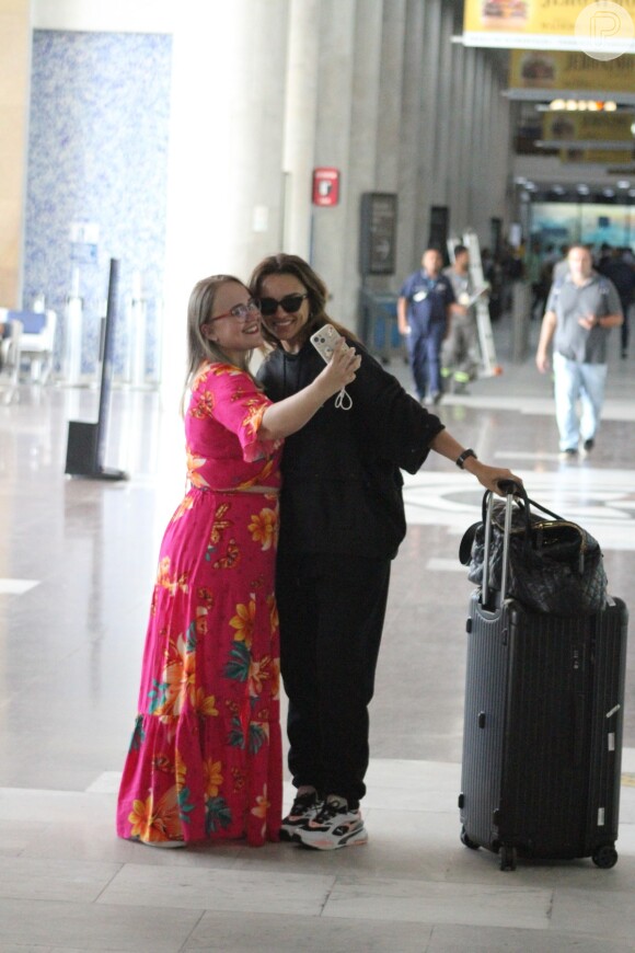 Rafa Kalimann atendeu fã em aeroporto do Rio de Janeiro