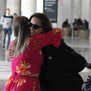 Rafa Kalimann ganhou abraço de fã ao passar por aeroporto do Rio de Janeiro