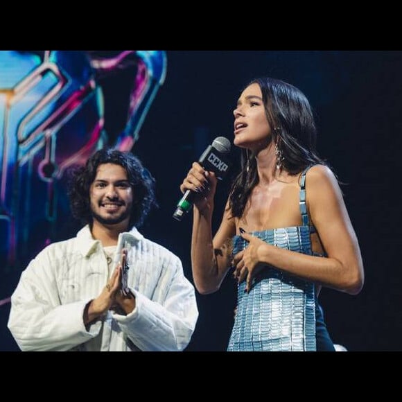 Bruna Marquezine e Xolo Maridueña falaram sobre o filme 'Besouro Azul' na CCXP Brasil 2022