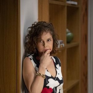 Nubia (Drica Moraes) faz de tudo para que o fiho, Ari (Chay Suede), aceite devolver o que roubou de Guerra (Humberto Martins) na novela 'Travessia'
