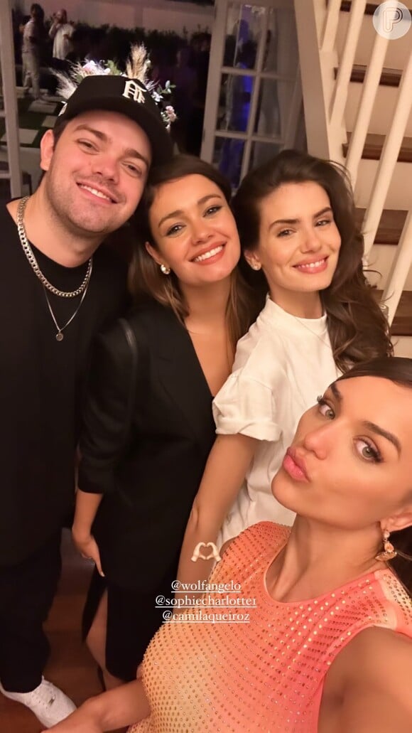 Camila Queiroz e Rafa Kalimann posaram com outras convidadas da apresentadora em sua festa de 30 anos