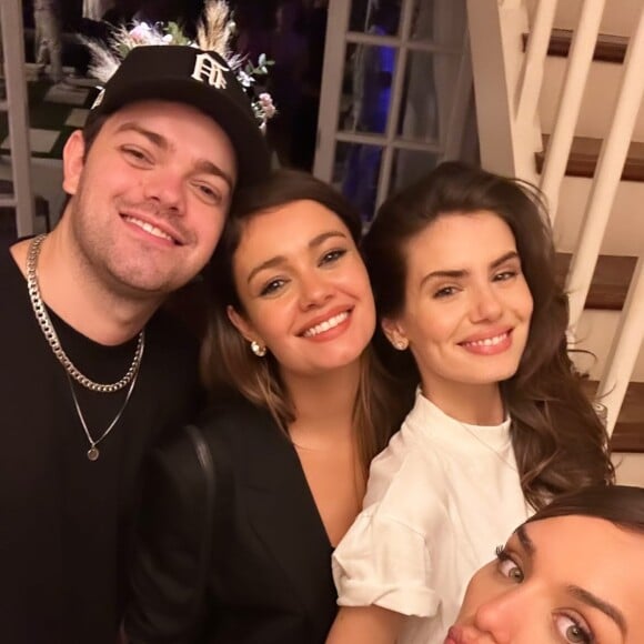 Camila Queiroz e Rafa Kalimann posaram com outras convidadas da apresentadora em sua festa de 30 anos