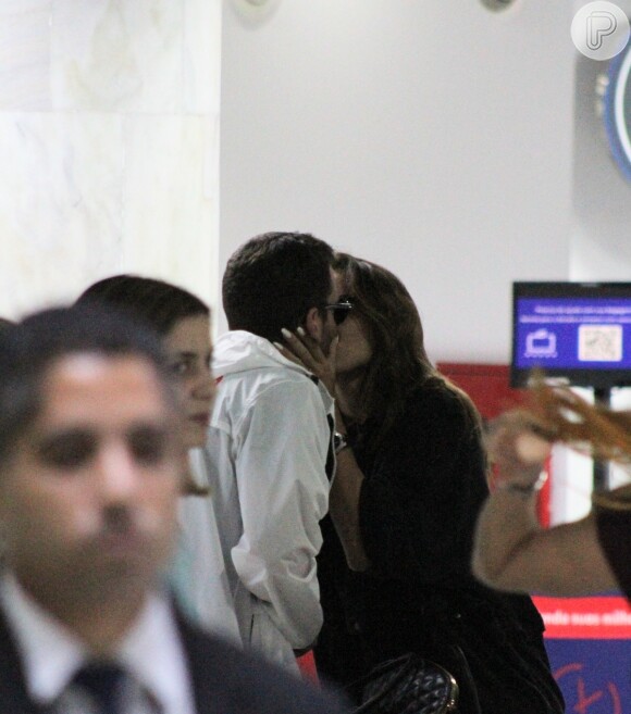 Rafa Kalimann e o empresário Antonio Bernardo Palheiros foram clicados aos beijos em aeroporto do Rio