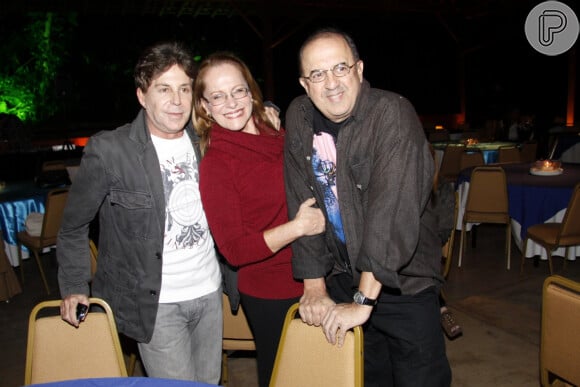 Claudio Tovar e Lucinha Lins posam com o ator Edwin Luisi
