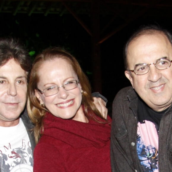 Claudio Tovar e Lucinha Lins posam com o ator Edwin Luisi