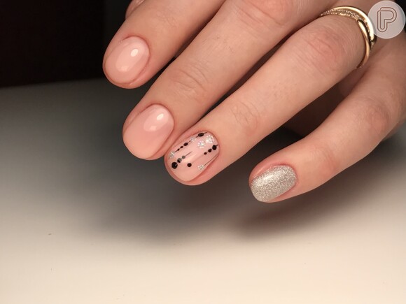 Esmalte nude na unha decorada: essa combinação associa brilho ao rosa clarinho e fica incrível
