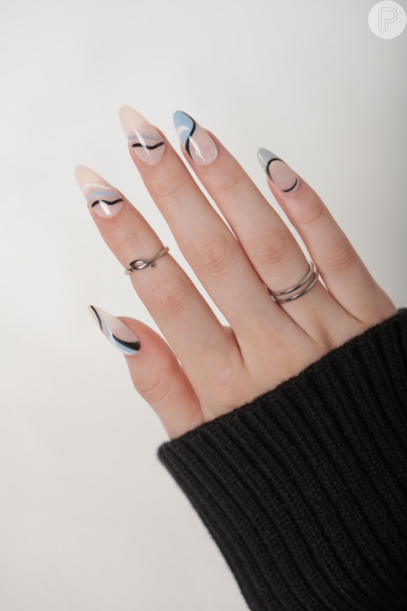 Unhas minimalistas com formatos gráficos: em azul, essa versão fica bem moderna